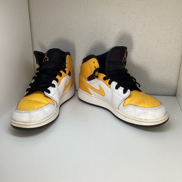 Nike Air Jordan 1 Basketball 5.5Y Mid GS University Gold Black White - Picture 2 of 6